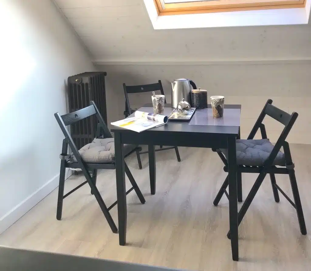 Un espace repas dans la suite le Nid du Chat des beaux jours en baie de Somme IMG_2589 Un espace repas parfaitement équipé dans la suite le Nid du Chat des beaux jours en baie de Somme